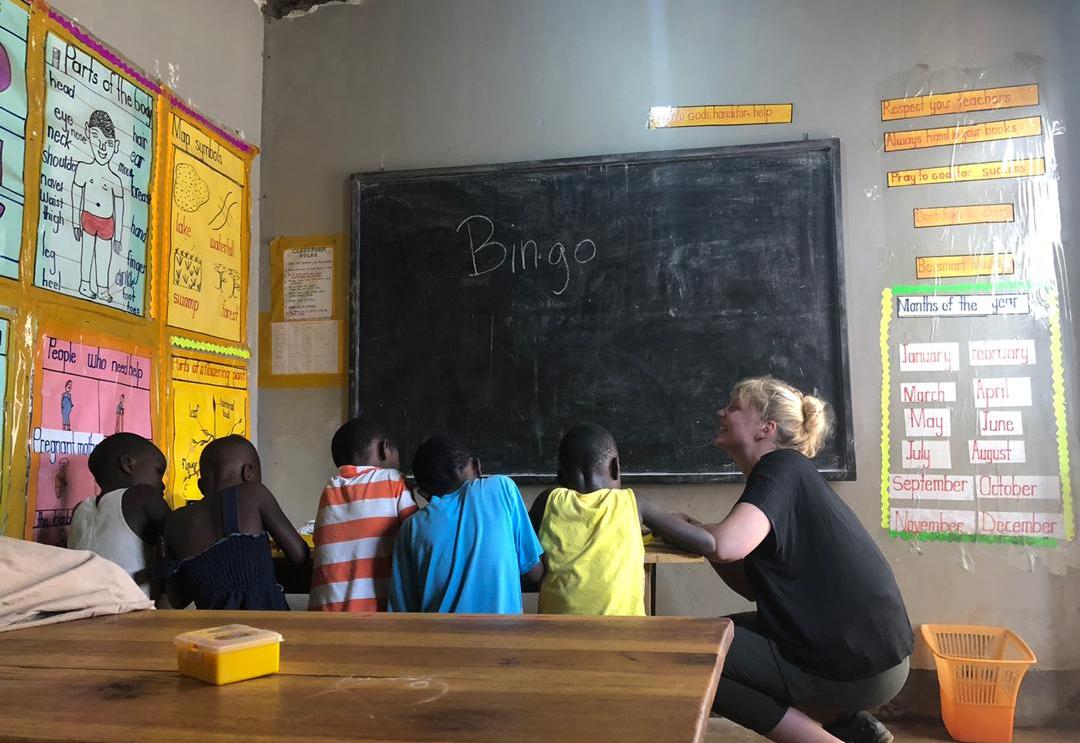 Freiwillige mit Kindern in der Schule