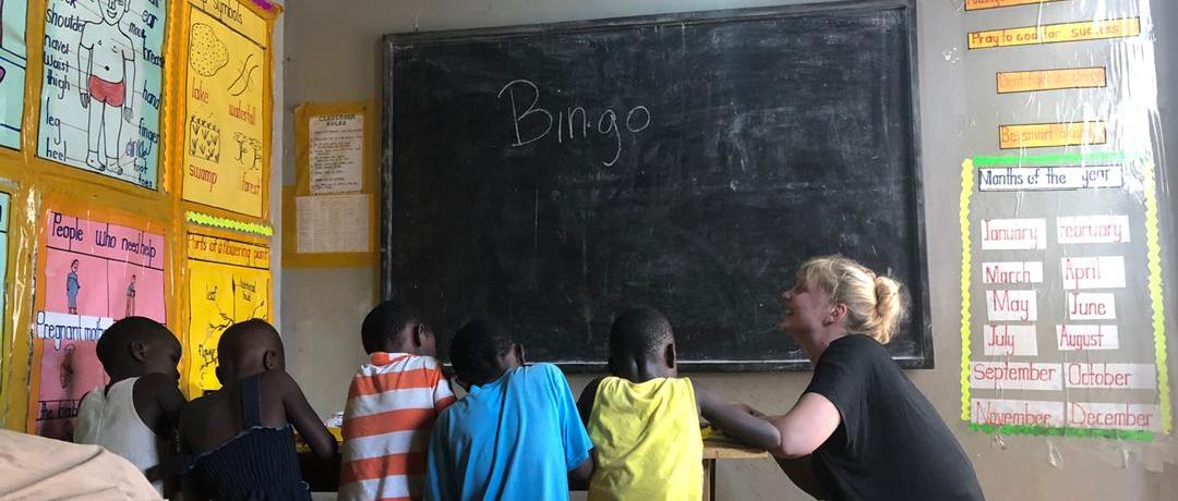 Freiwillige mit Kindern in der Schule