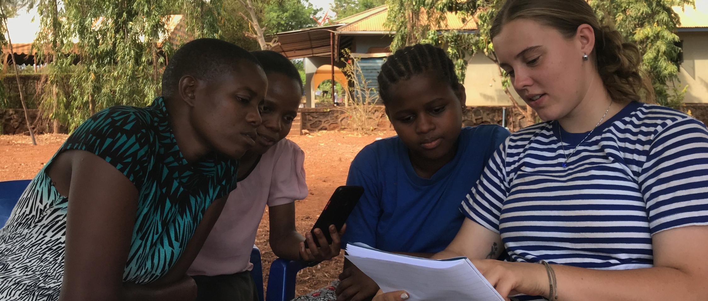 Freiwillige mit Jugendlichen