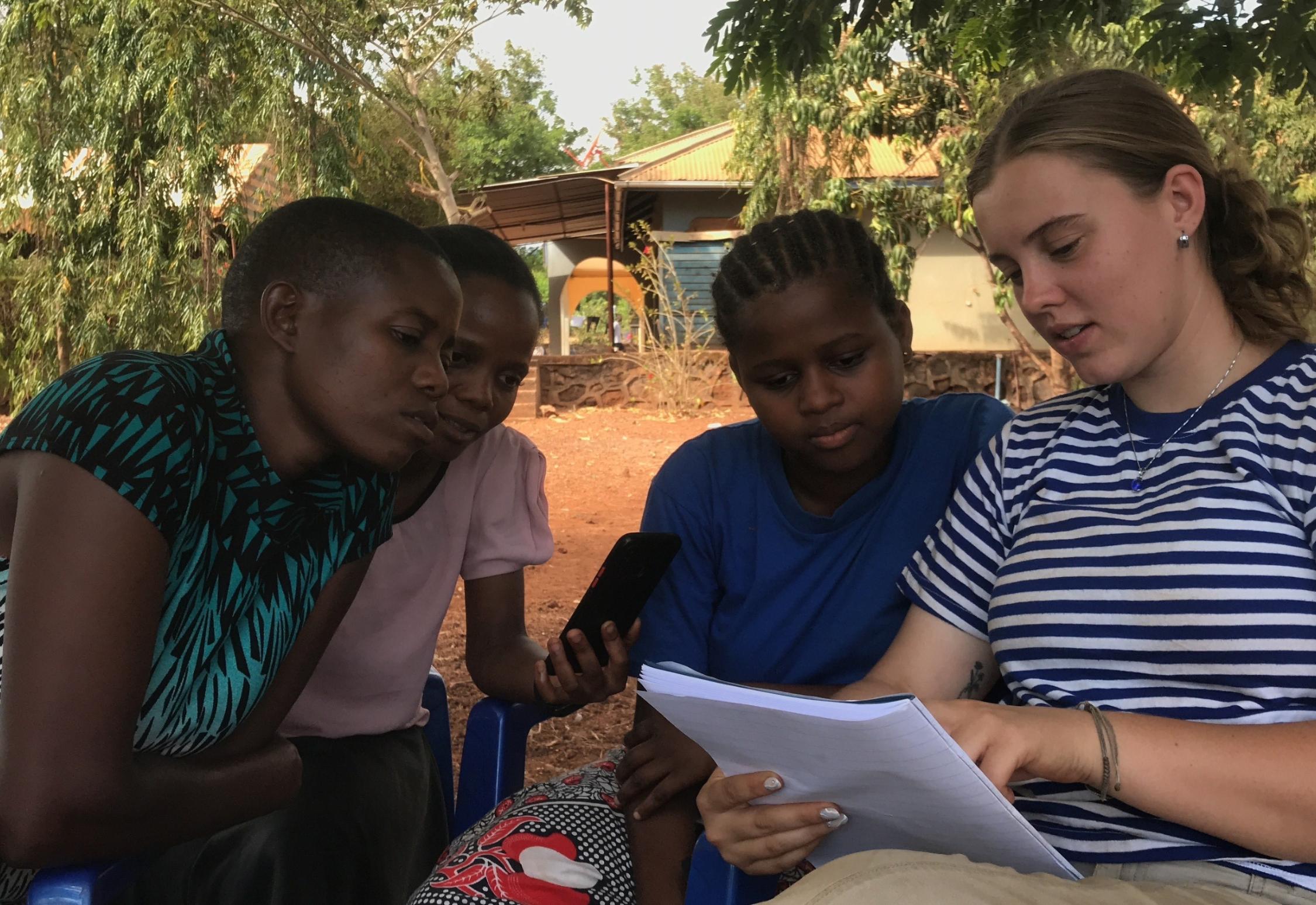 Freiwillige mit Jugendlichen