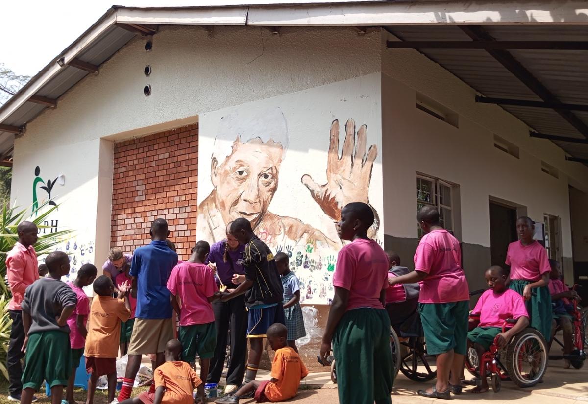 Kind und Mitarbeitende der KSPH