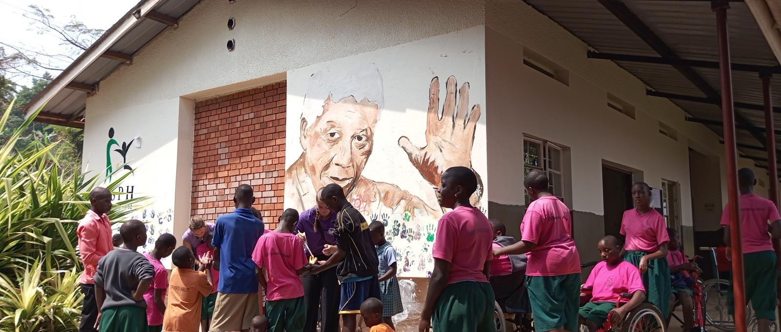 Kind und Mitarbeitende der KSPH