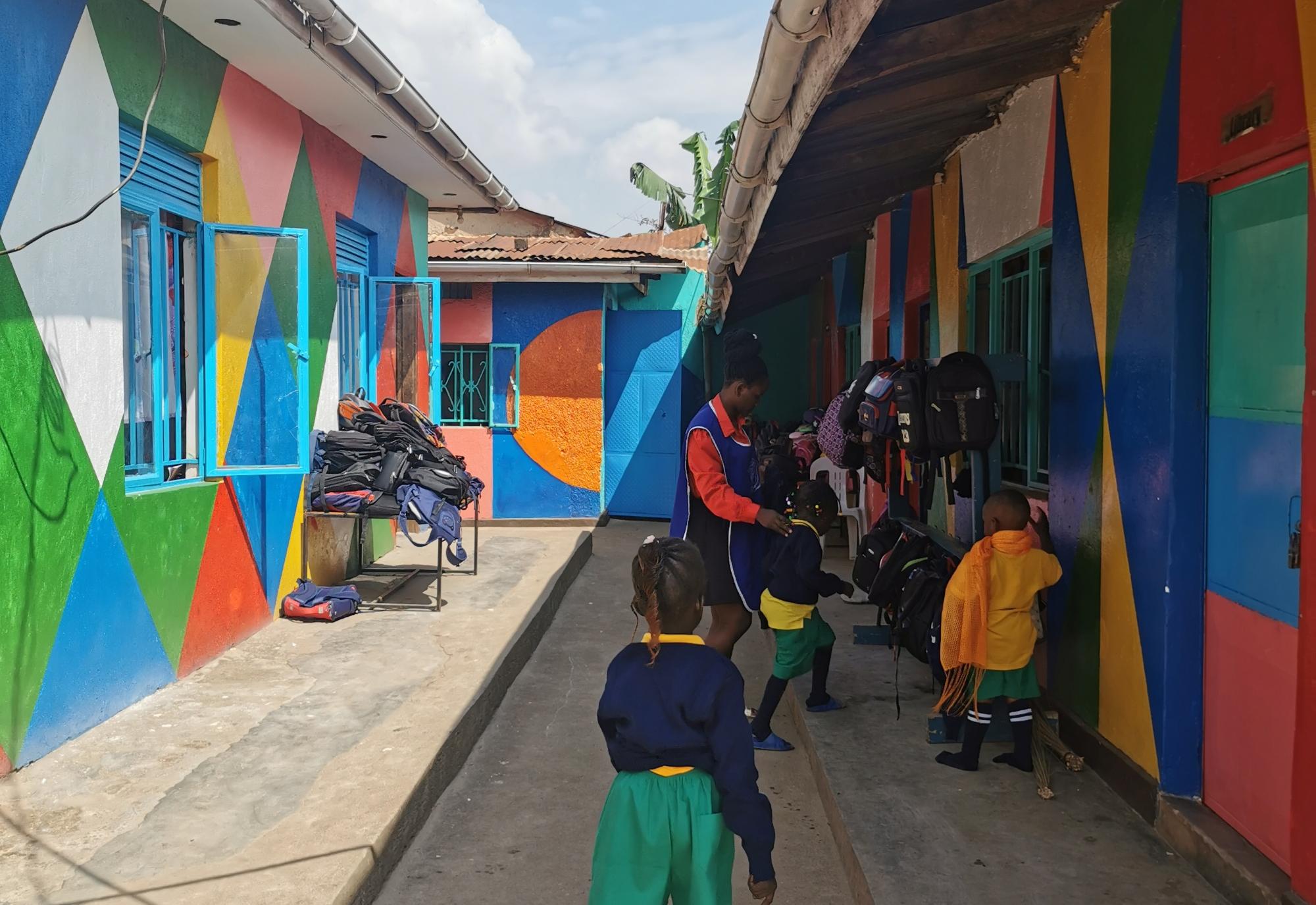 Kind im Gang des Kindergartens