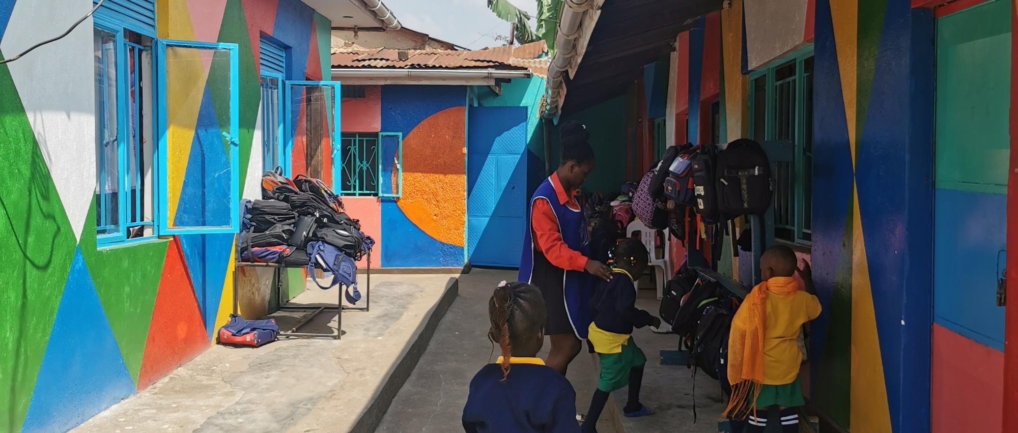 Kind im Gang des Kindergartens