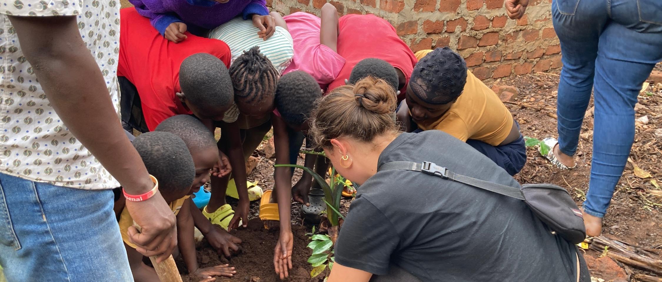 Freiwillige mit Kindern