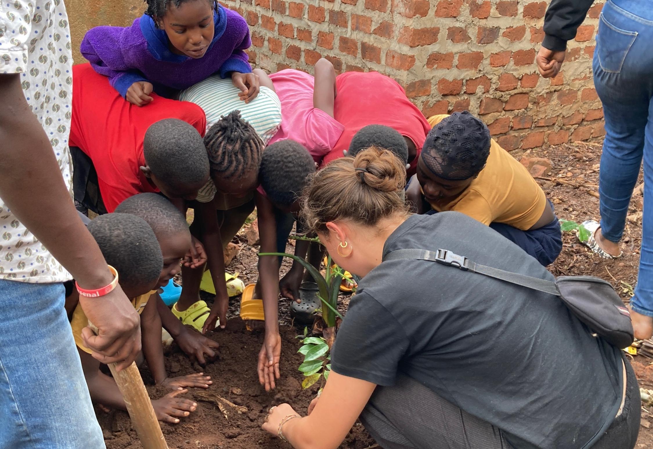 Freiwillige mit Kindern