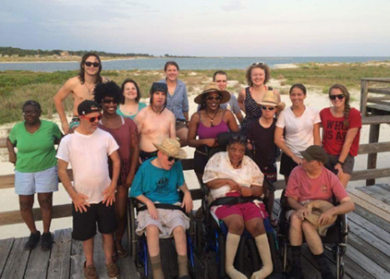 First Light Community Mobile, Gruppenfoto am Strand