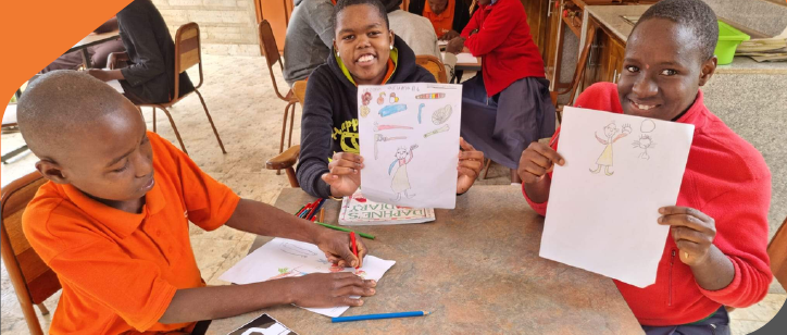 Jugendliche beim Malen