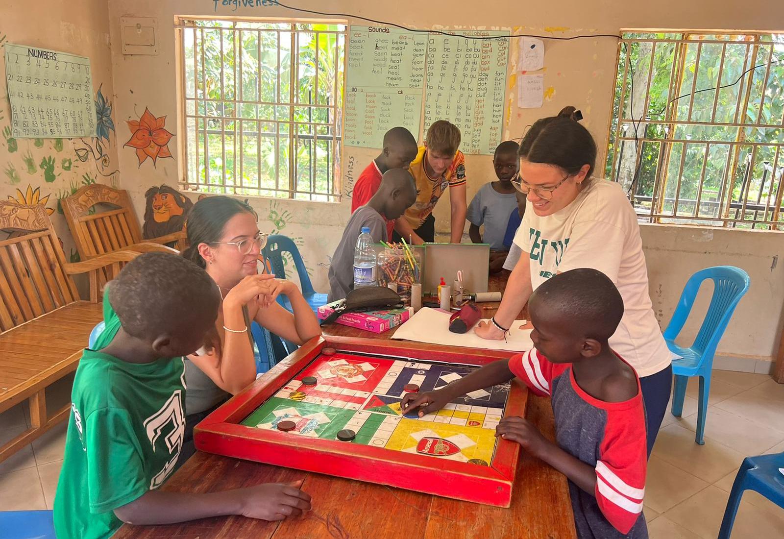 Freiwillige mit Kindern