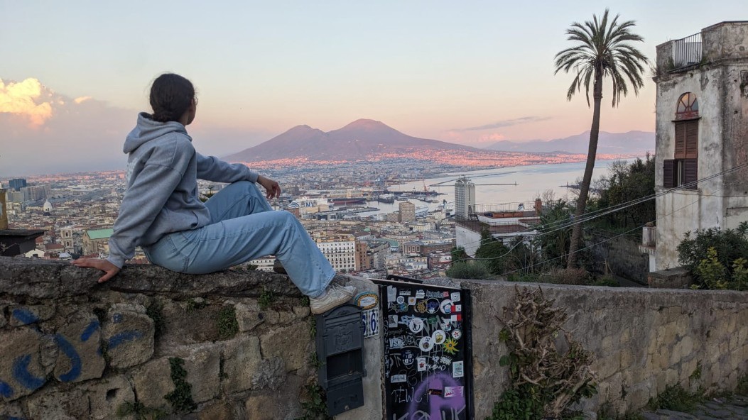 Nathalie Blick auf Stadt und Meer